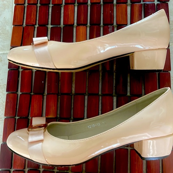 Stuart Weitzman paired up with designer Salvatore Ferragamo. So classy ! - Picture 2 of 5